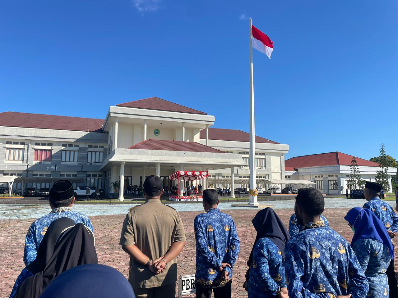 Semangat Otonomi Daerah, Keluarga Besar Dinas Pertanian Haltim Ikuti Upacara Peringatan ke-XXX